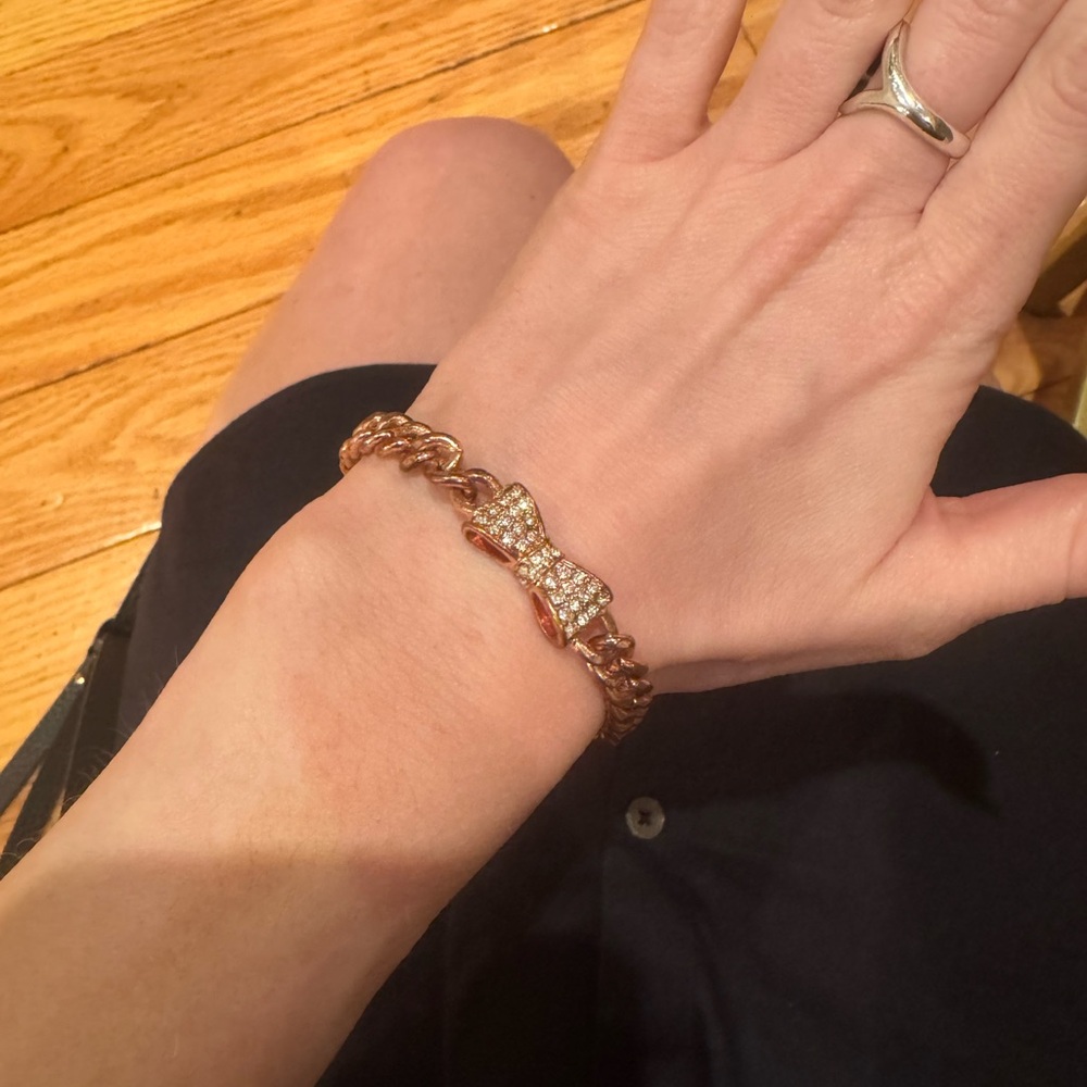 Elegant Gold Bow Bracelet